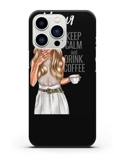 Именной чехол Девушка в берете с кофе и надписью Keep calm and drink coffee силиконовый для iPhone 13 Pro