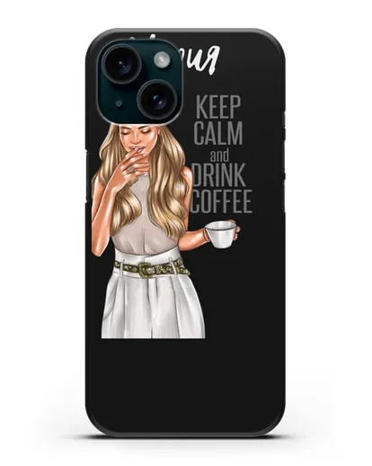 Именной чехол Девушка в берете с кофе и надписью Keep calm and drink coffee силиконовый для iPhone 15