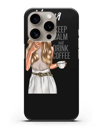 Именной чехол Девушка в берете с кофе и надписью Keep calm and drink coffee силиконовый для iPhone 15 Pro