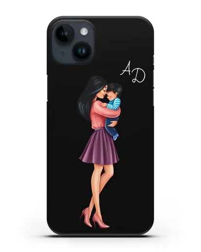 Чехол с иллюстрацией Мама брюнетка с сыном и инициалами силиконовый для iPhone 14 Plus