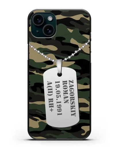 Чехол Армейский жетон с фамилией, датой рождения и группой крови, камуфляж вудланд силиконовый для iPhone 15 Plus