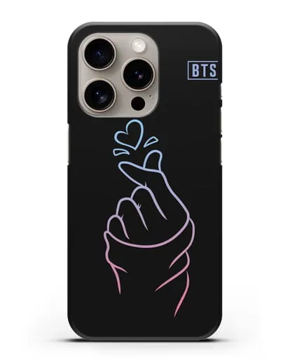 Чехол BTS с иллюстрацией руки и сердца силиконовый для iPhone 15 Pro